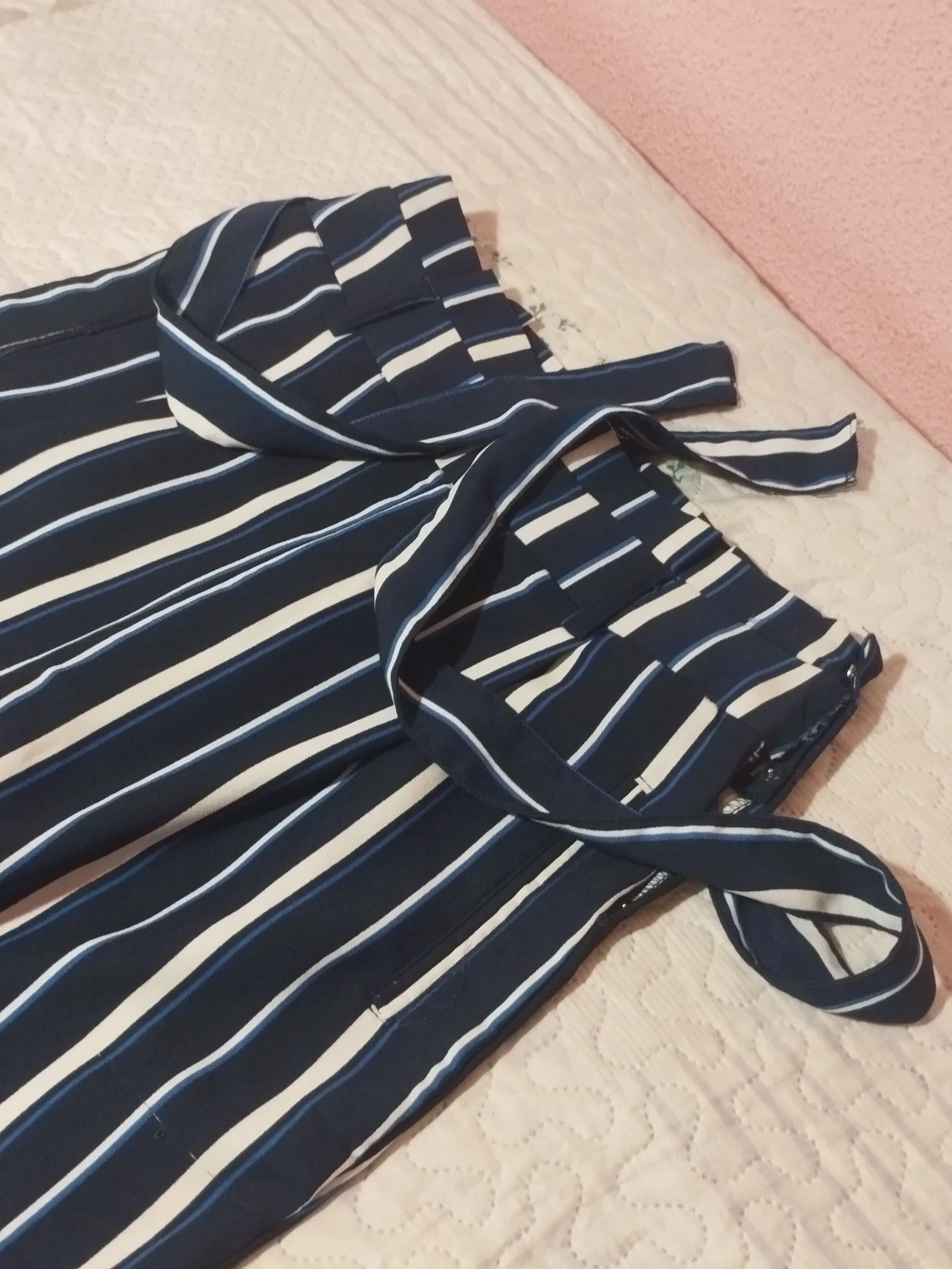 Pantalon fin et uni à rayures bleues et blanches - Stradivarius - Taille 34 – photo 2